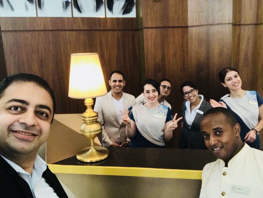 Tanja und das Ajman Front Office Team