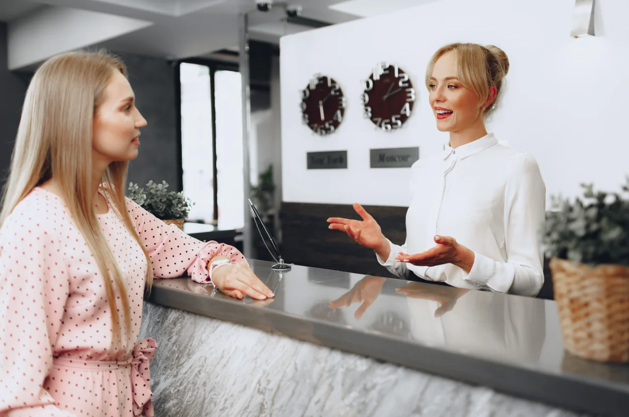 Kommunikation an der Rezeption: Der ultimative Leitfaden zu Fachbegriffen und Abkürzungen im Hotel